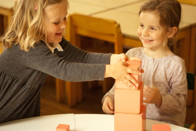 Lors du travail personnalisé, la maîtresse veille à ce que chaque enfant aborde des activités variées en toute autonomie.
